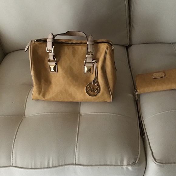 Michael Kors handbag and Michael Kors wallet - Picture 2 of 8